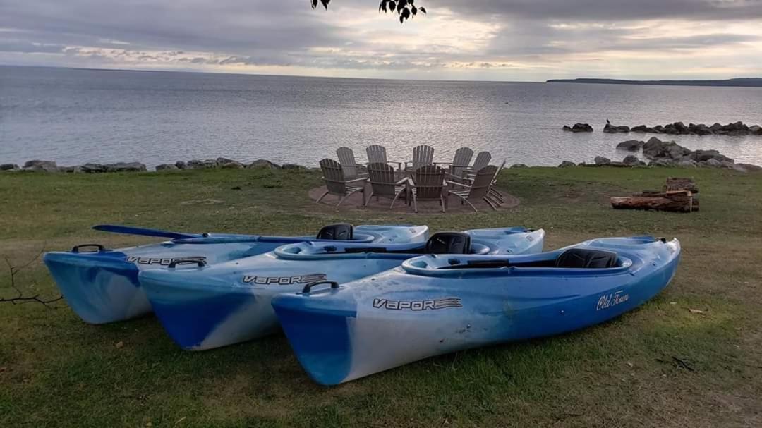 Baymont By Wyndham St. Ignace Lakefront Екстериор снимка
