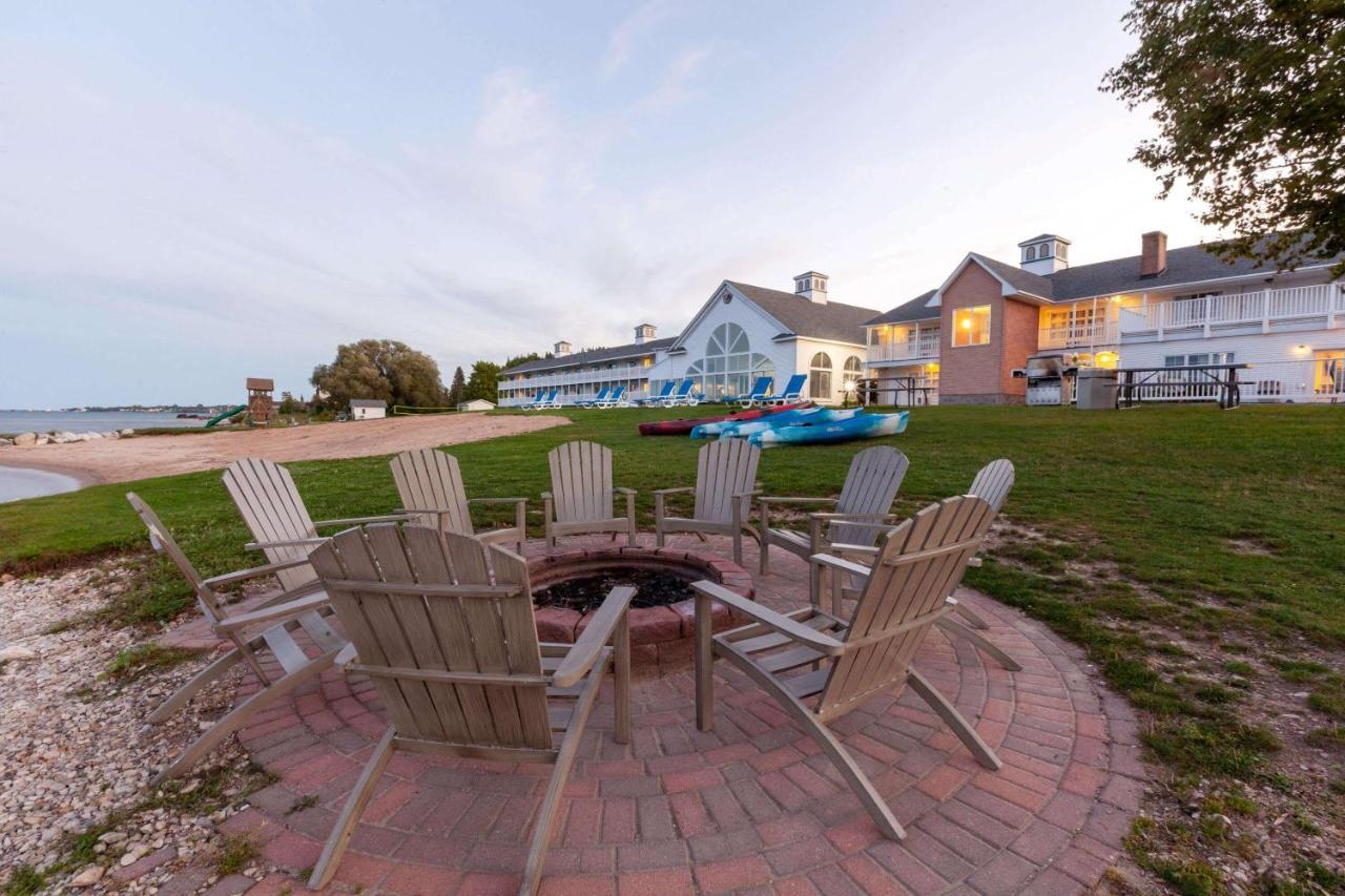 Baymont By Wyndham St. Ignace Lakefront Екстериор снимка