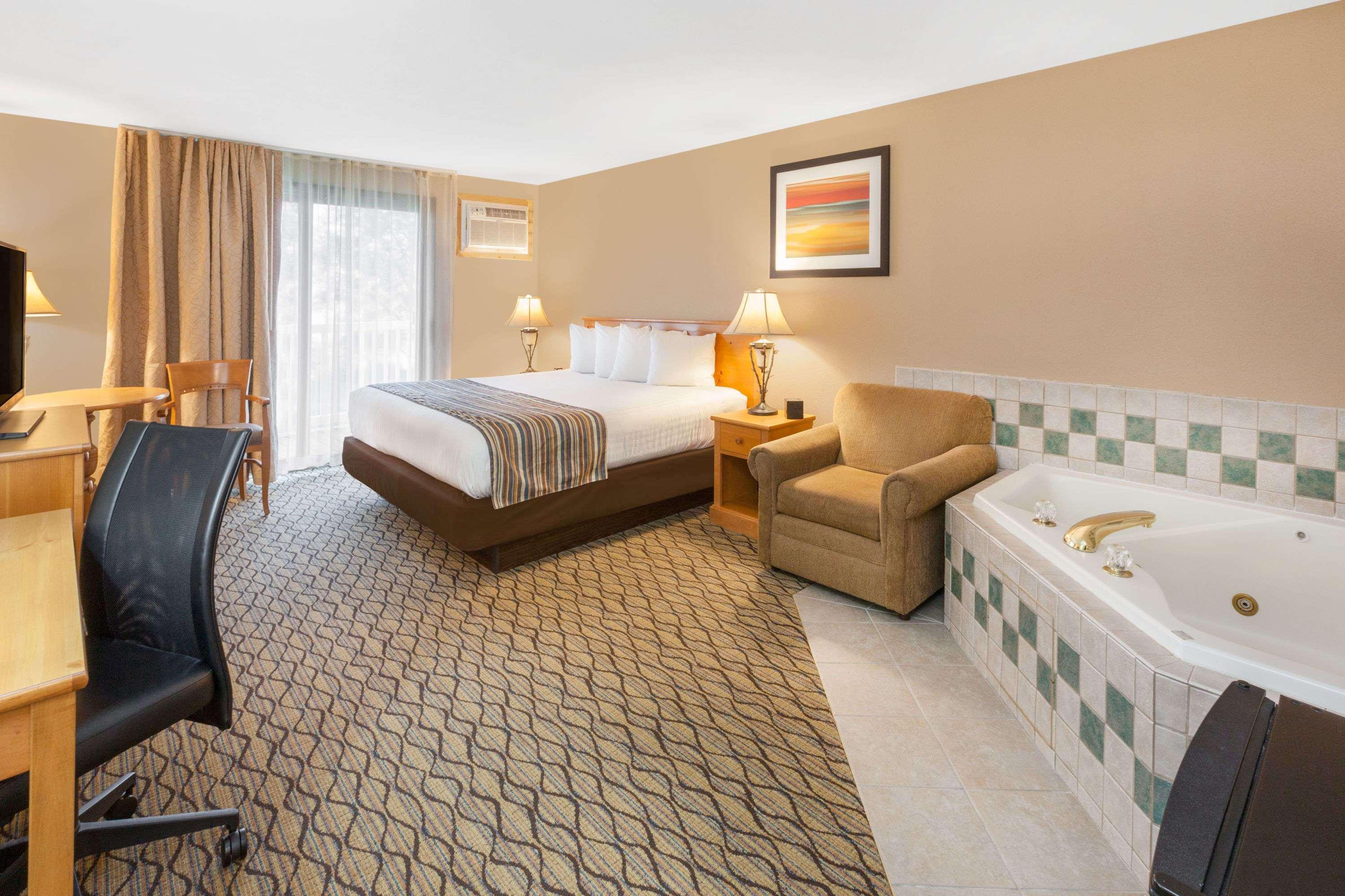 Baymont By Wyndham St. Ignace Lakefront Екстериор снимка
