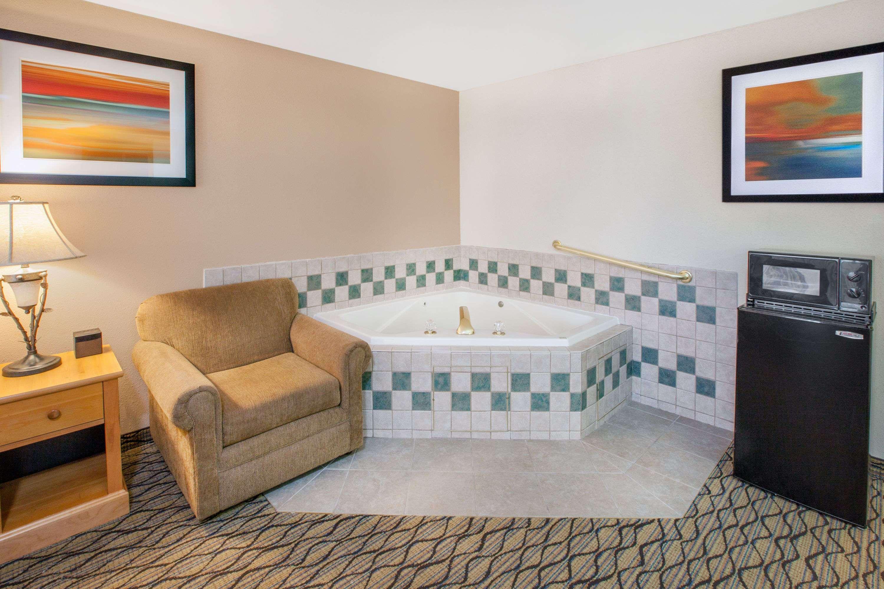 Baymont By Wyndham St. Ignace Lakefront Екстериор снимка