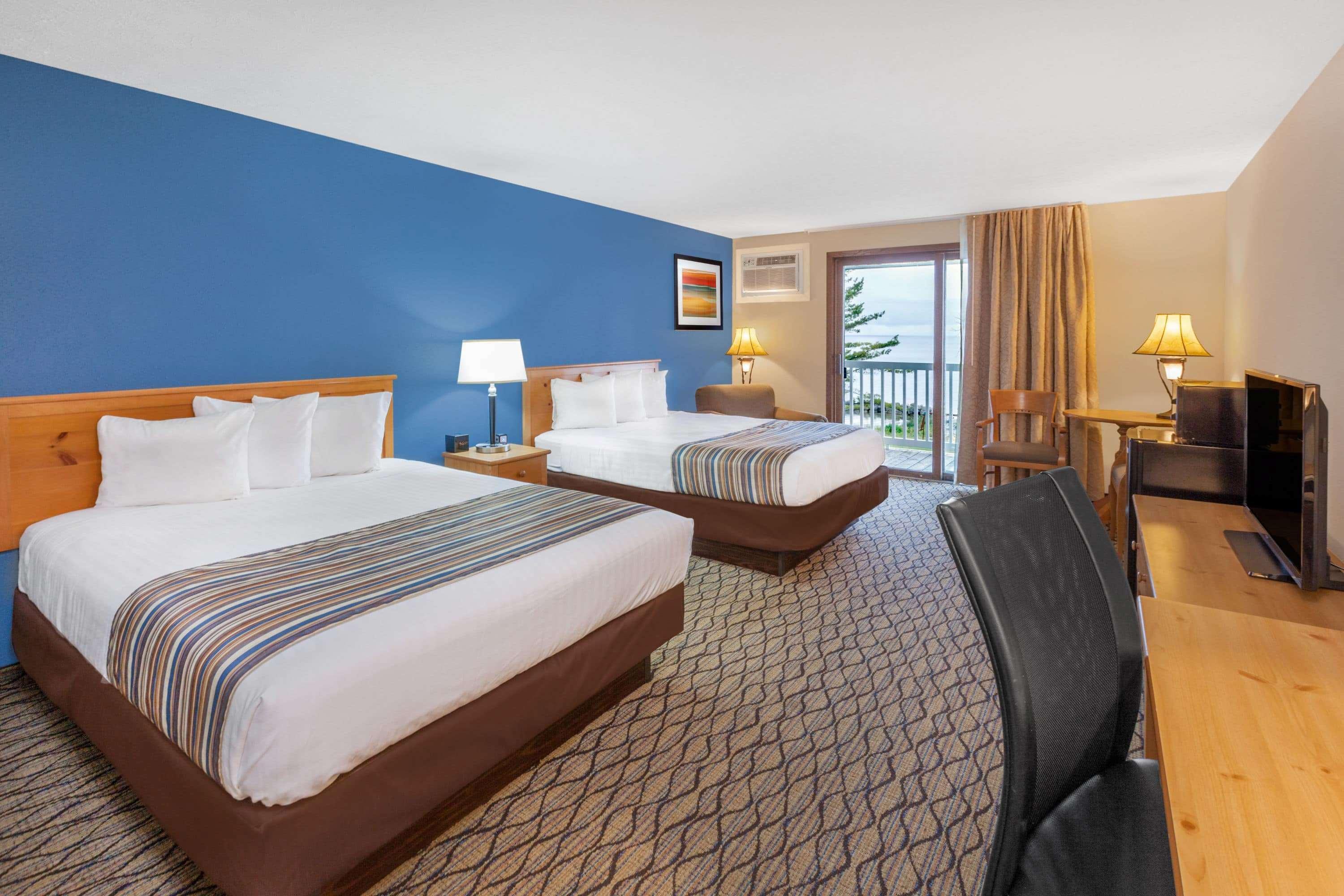 Baymont By Wyndham St. Ignace Lakefront Екстериор снимка