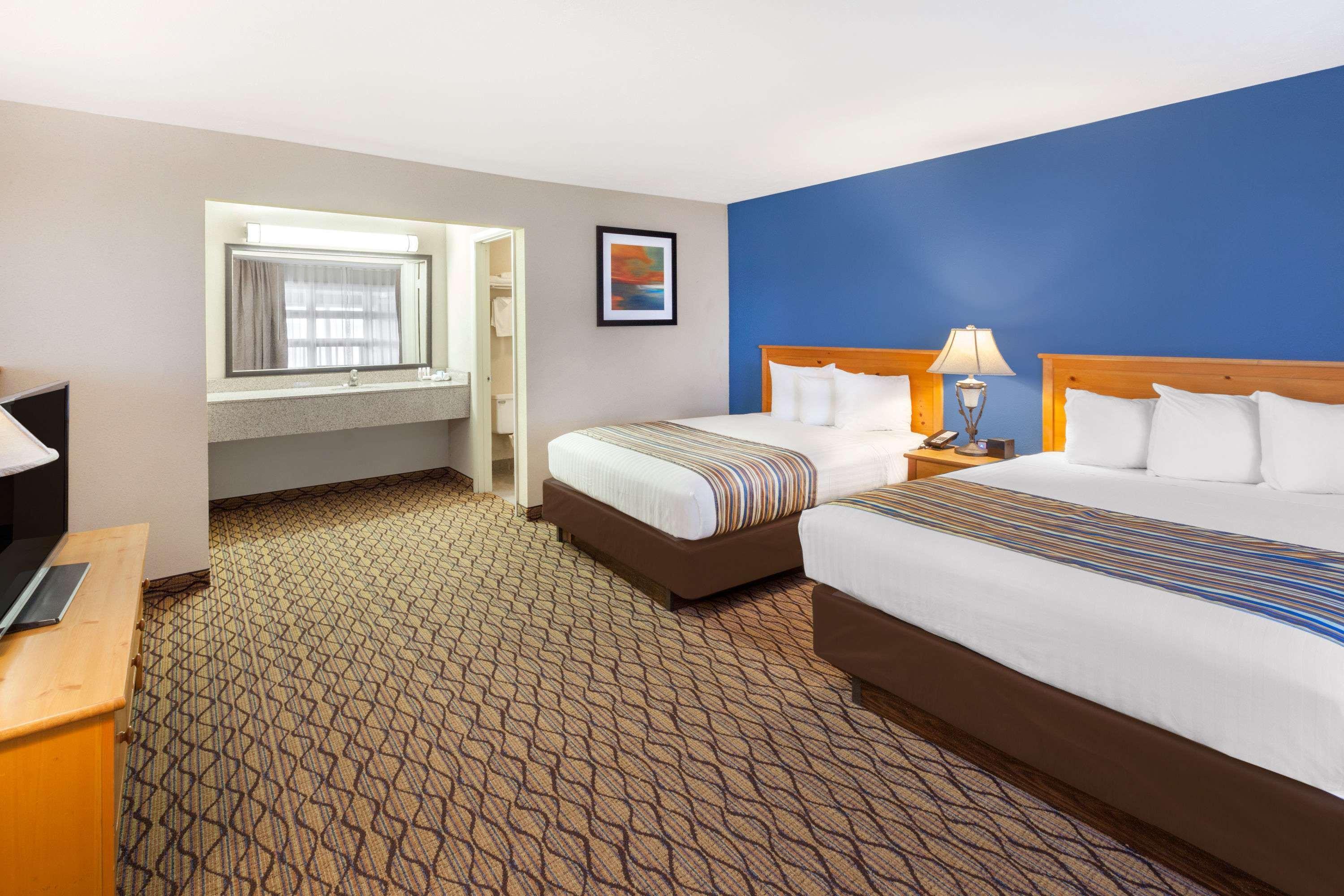 Baymont By Wyndham St. Ignace Lakefront Екстериор снимка