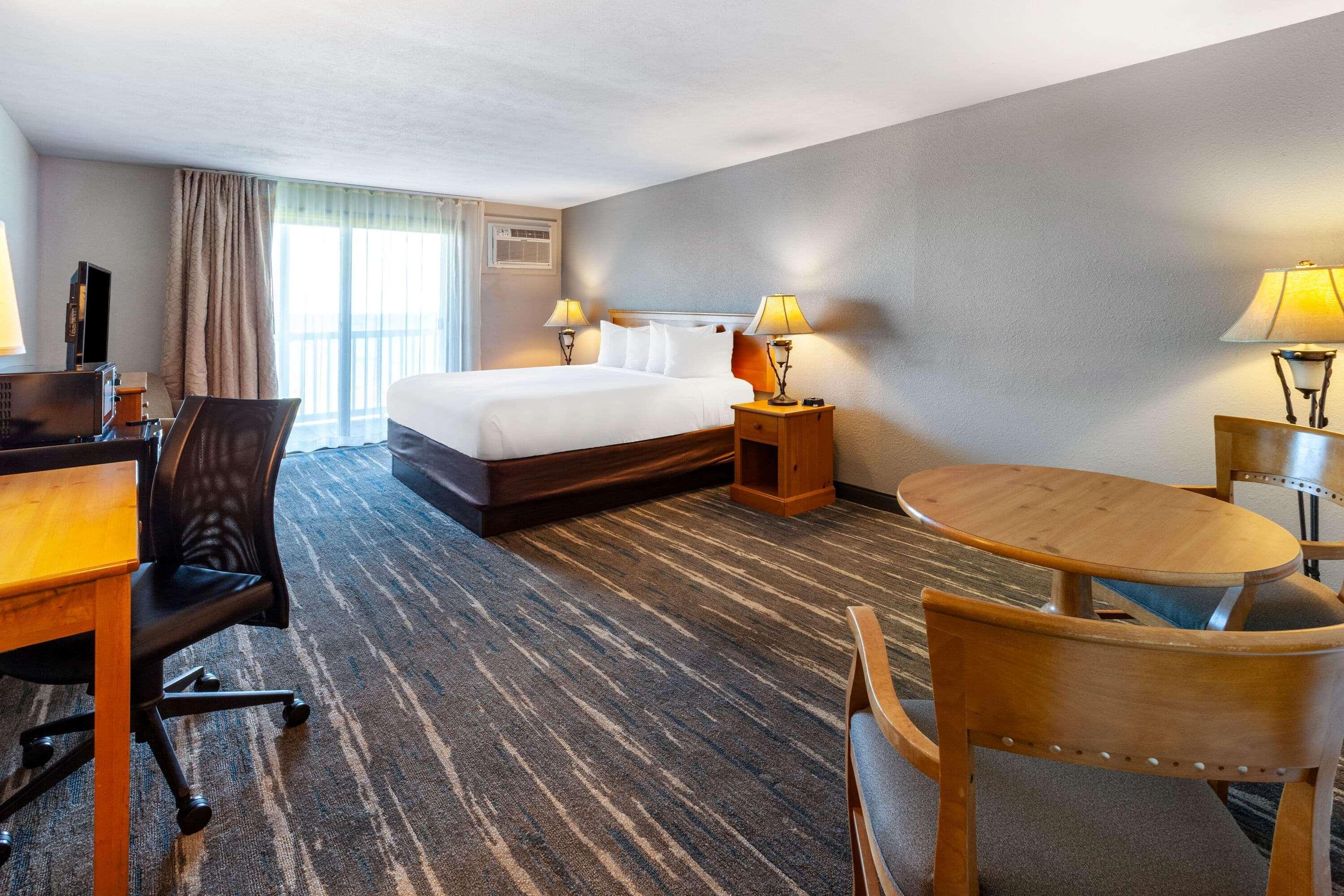 Baymont By Wyndham St. Ignace Lakefront Екстериор снимка