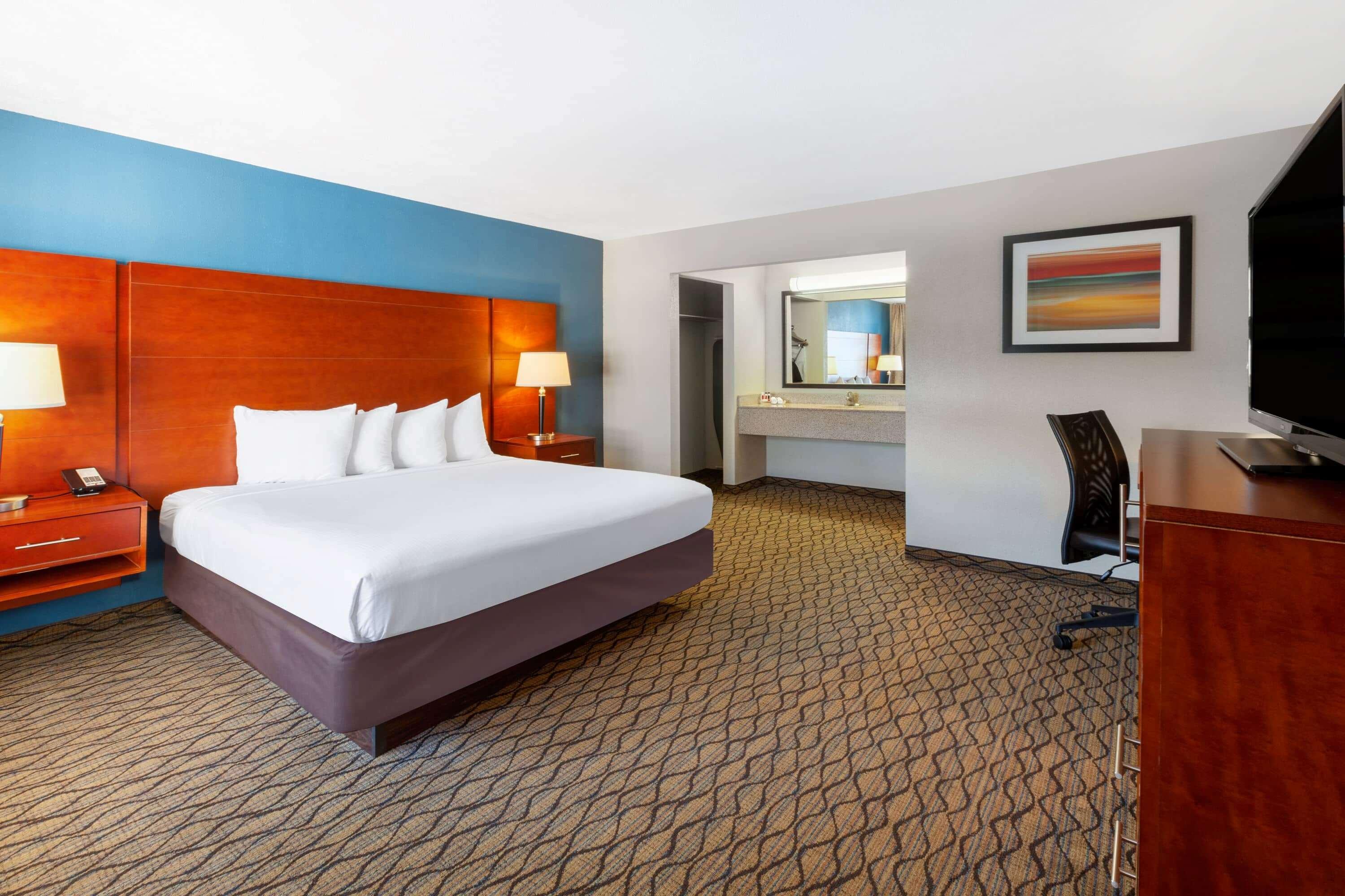 Baymont By Wyndham St. Ignace Lakefront Екстериор снимка