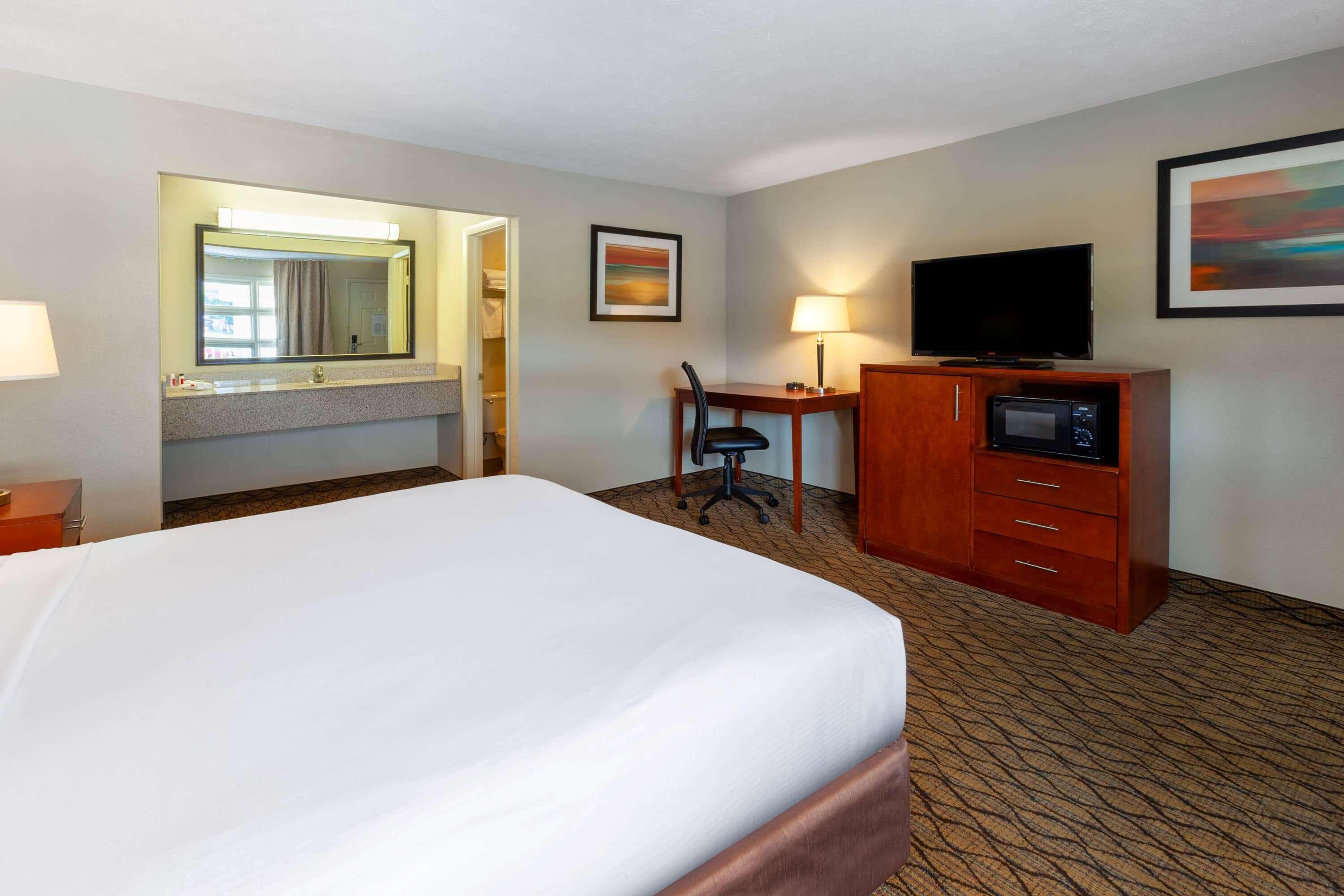 Baymont By Wyndham St. Ignace Lakefront Екстериор снимка