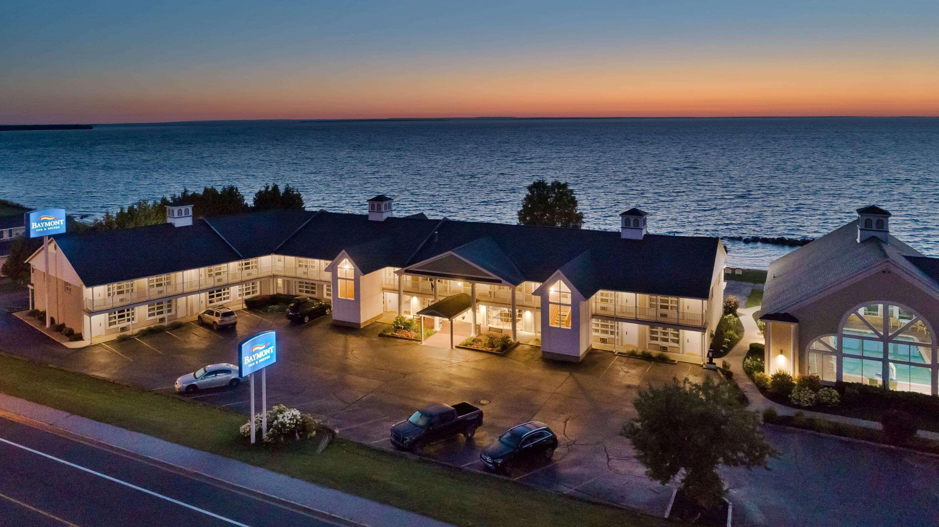 Baymont By Wyndham St. Ignace Lakefront Екстериор снимка