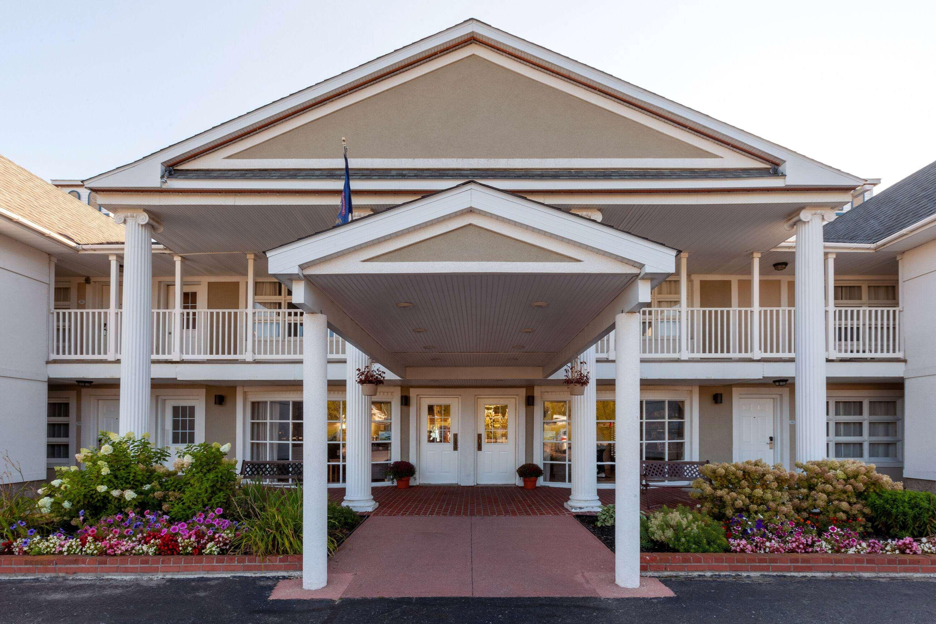 Baymont By Wyndham St. Ignace Lakefront Екстериор снимка