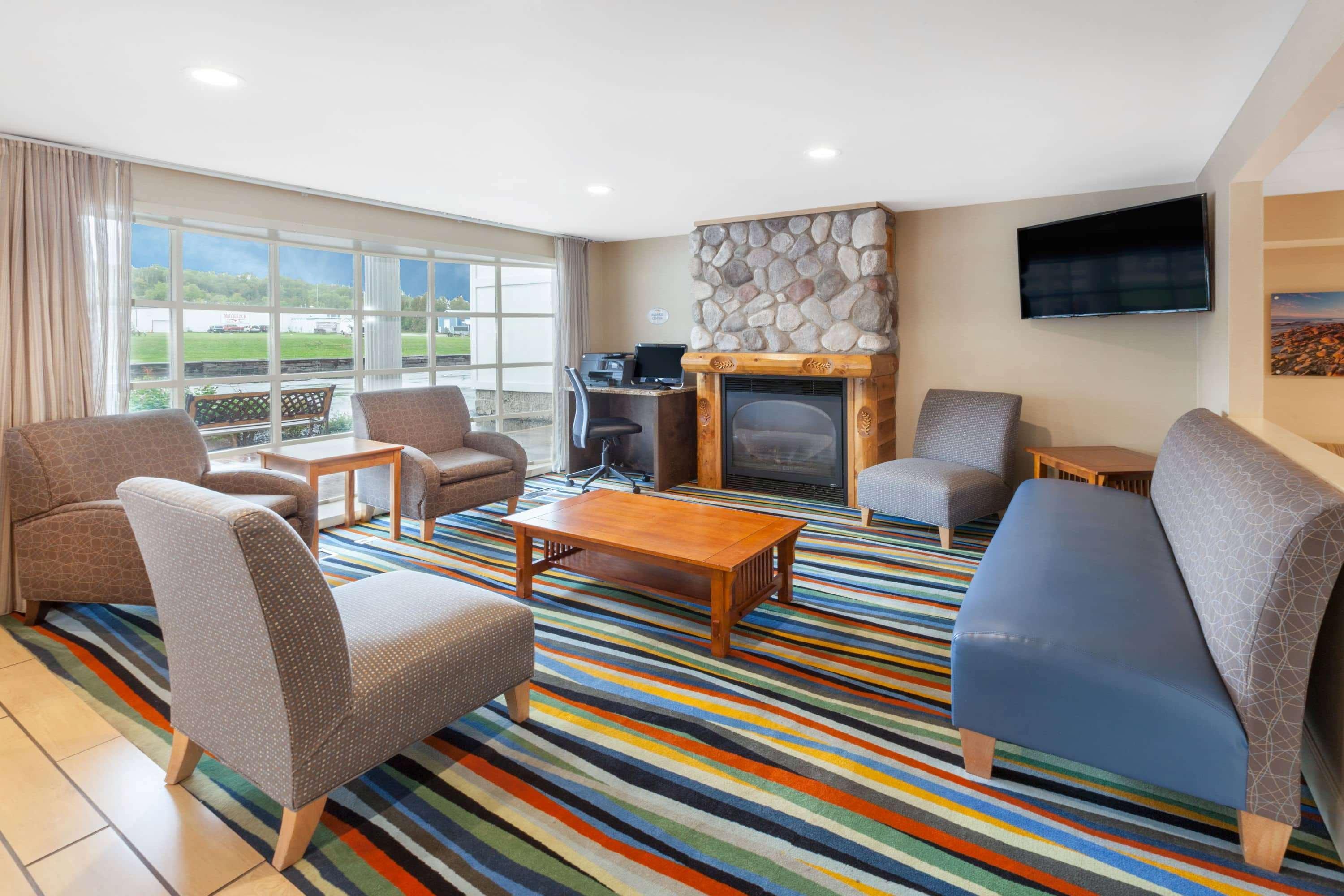 Baymont By Wyndham St. Ignace Lakefront Екстериор снимка