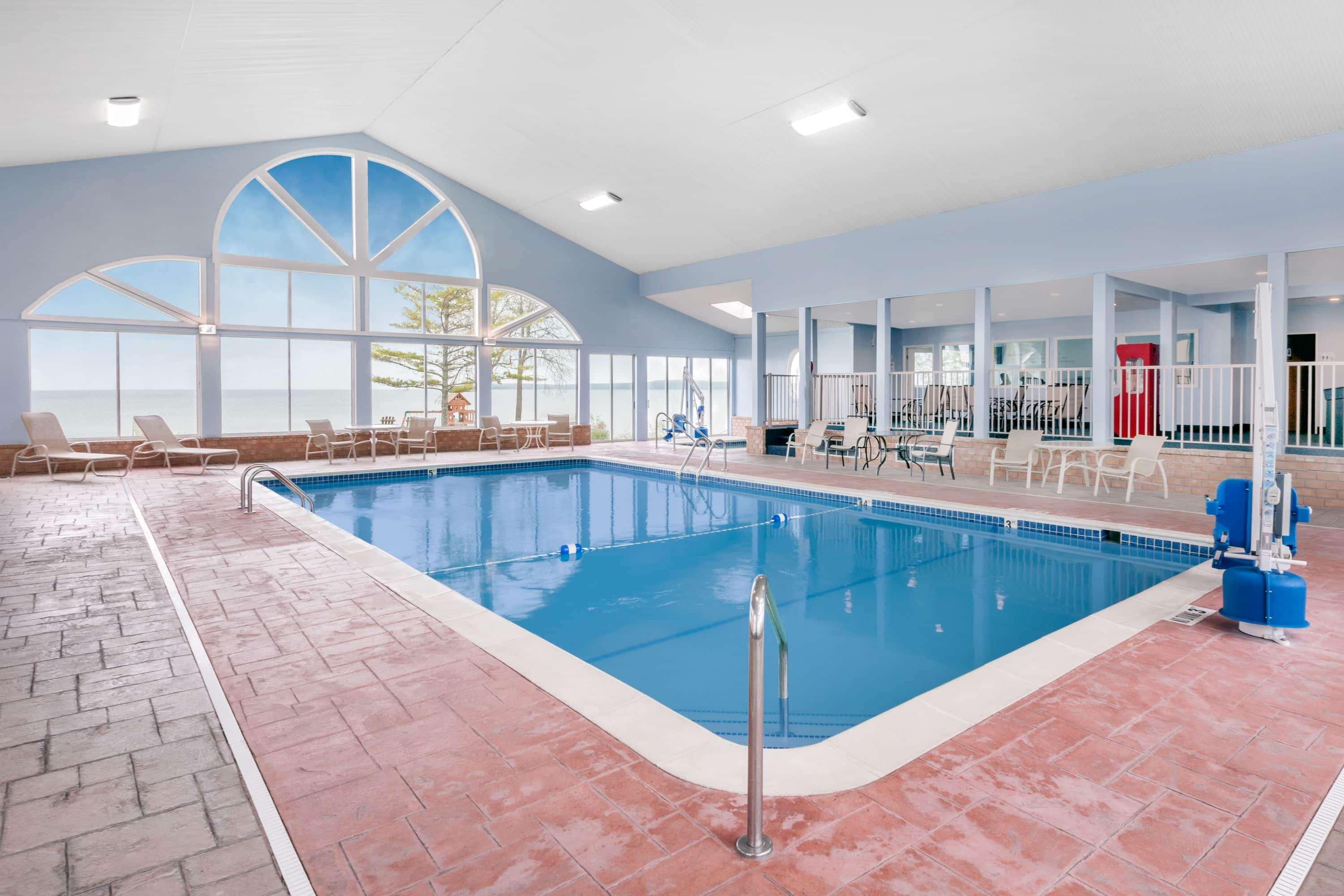Baymont By Wyndham St. Ignace Lakefront Екстериор снимка