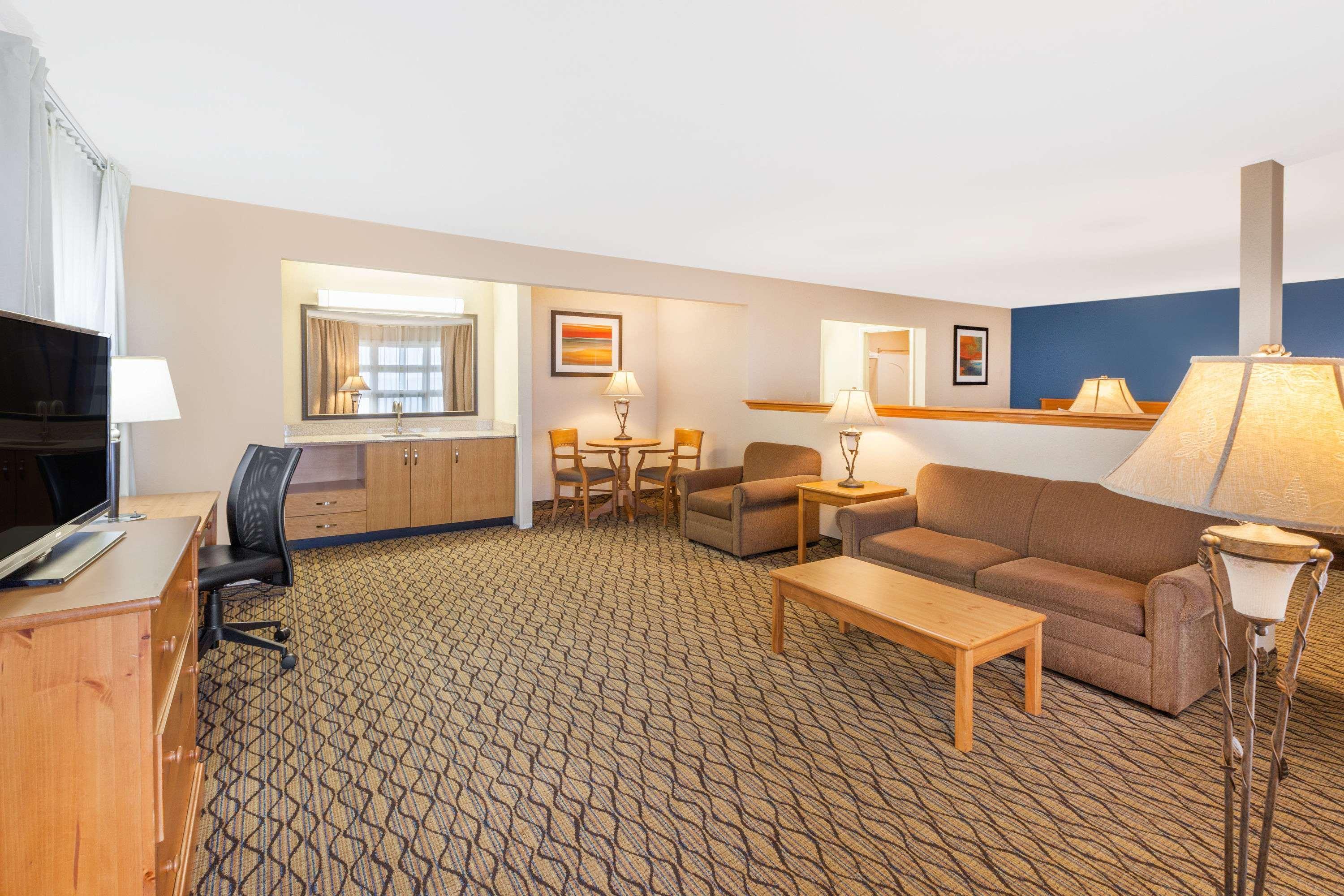 Baymont By Wyndham St. Ignace Lakefront Екстериор снимка