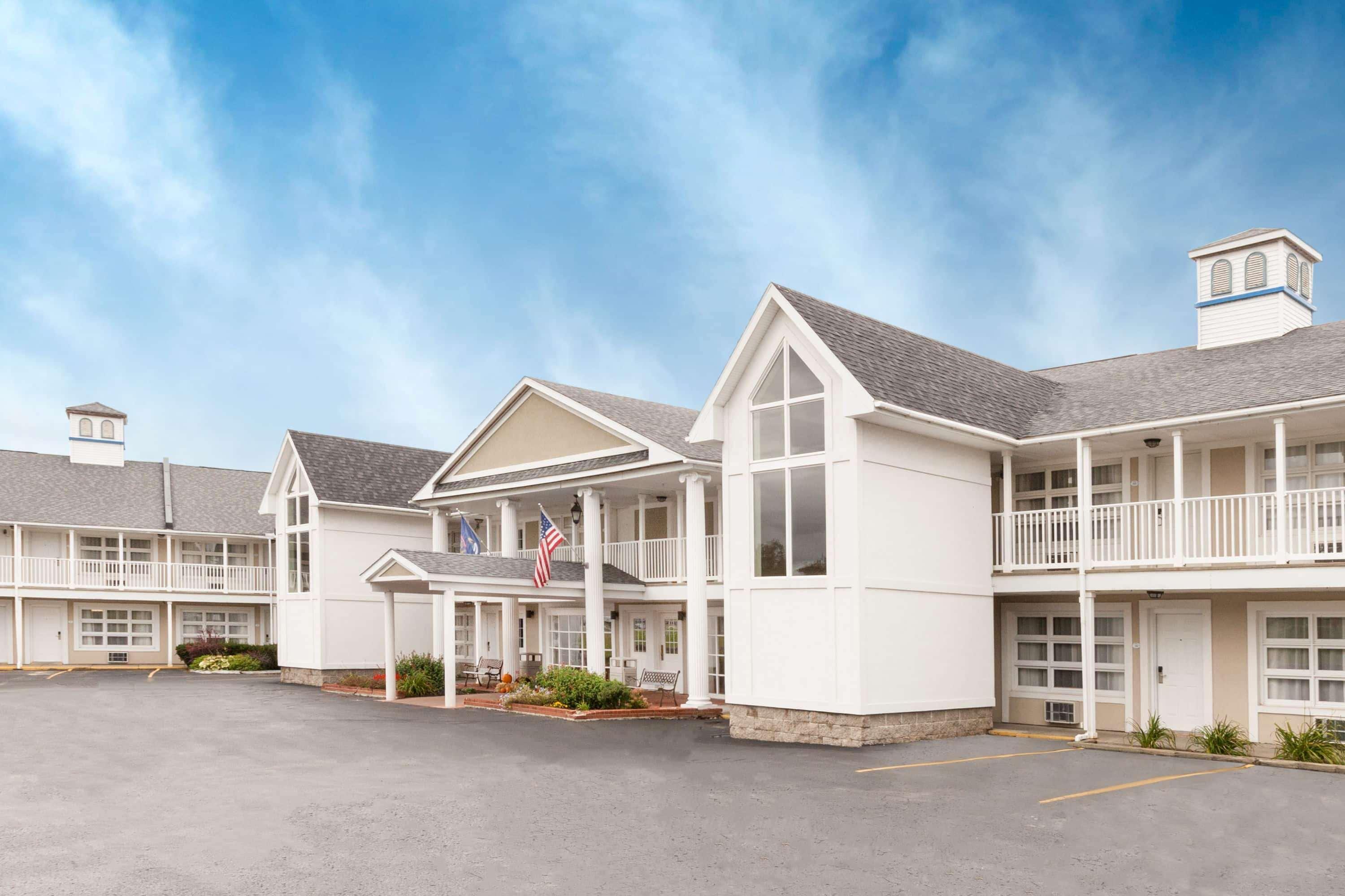 Baymont By Wyndham St. Ignace Lakefront Екстериор снимка