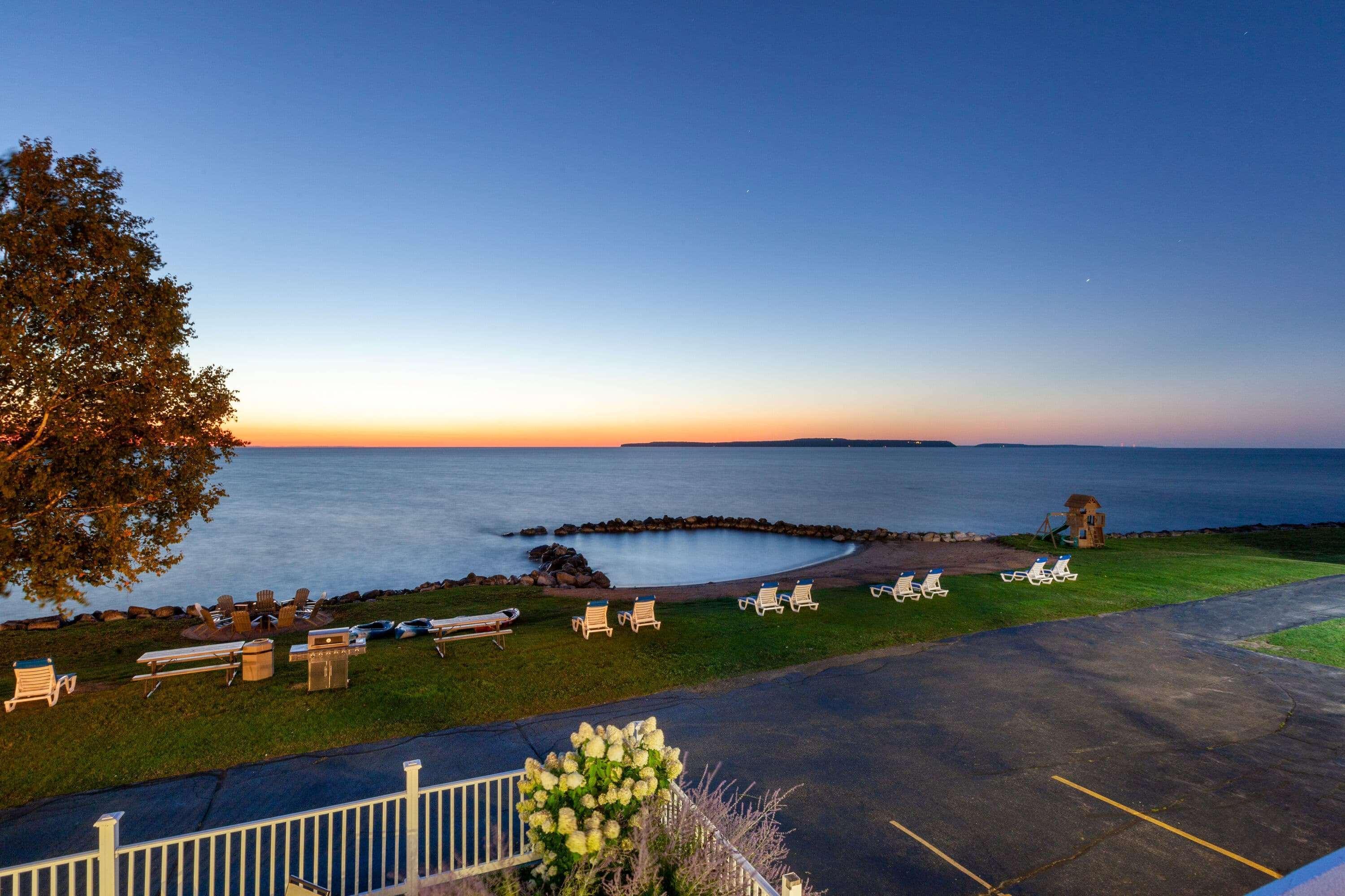 Baymont By Wyndham St. Ignace Lakefront Екстериор снимка