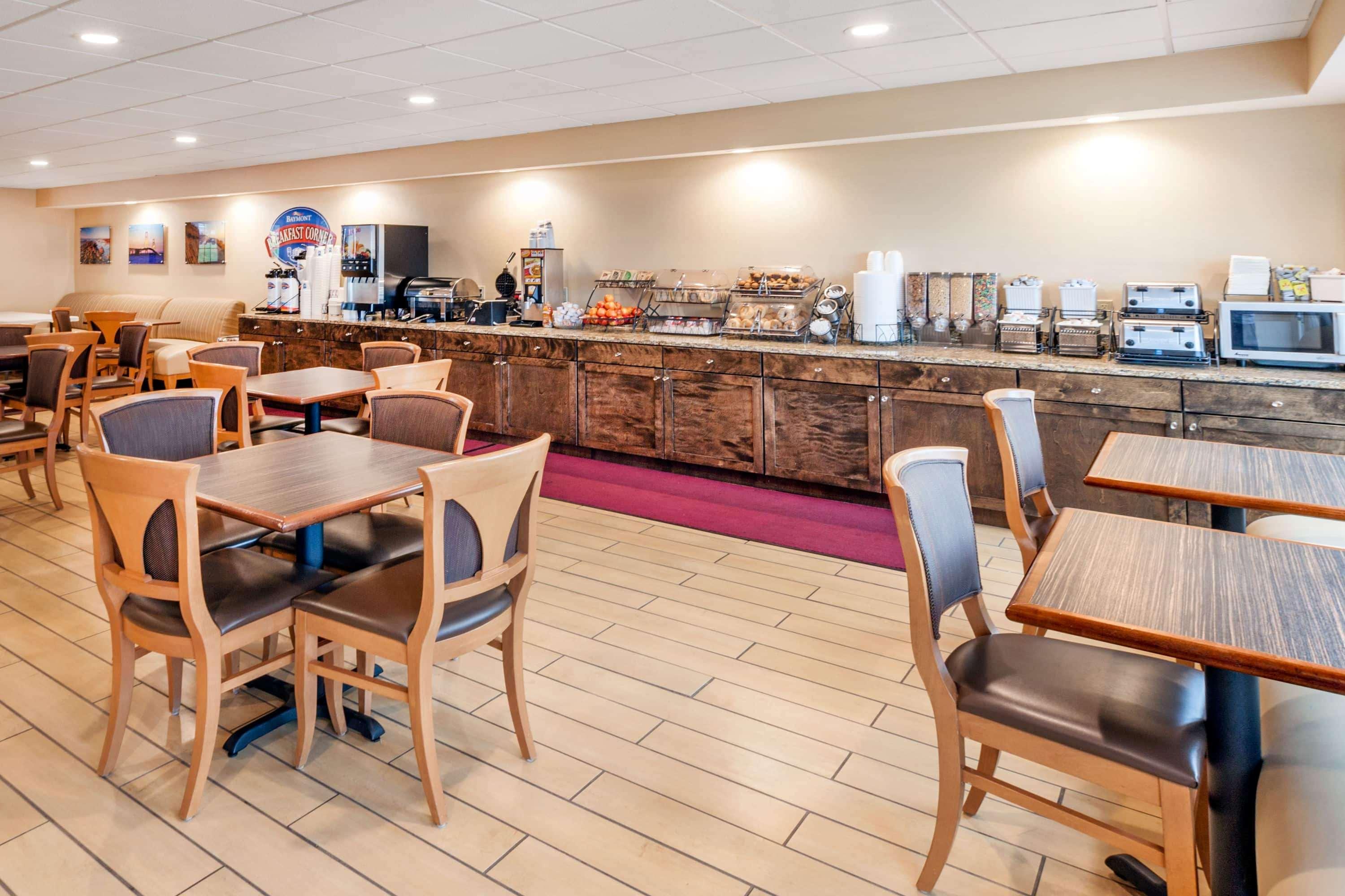 Baymont By Wyndham St. Ignace Lakefront Екстериор снимка
