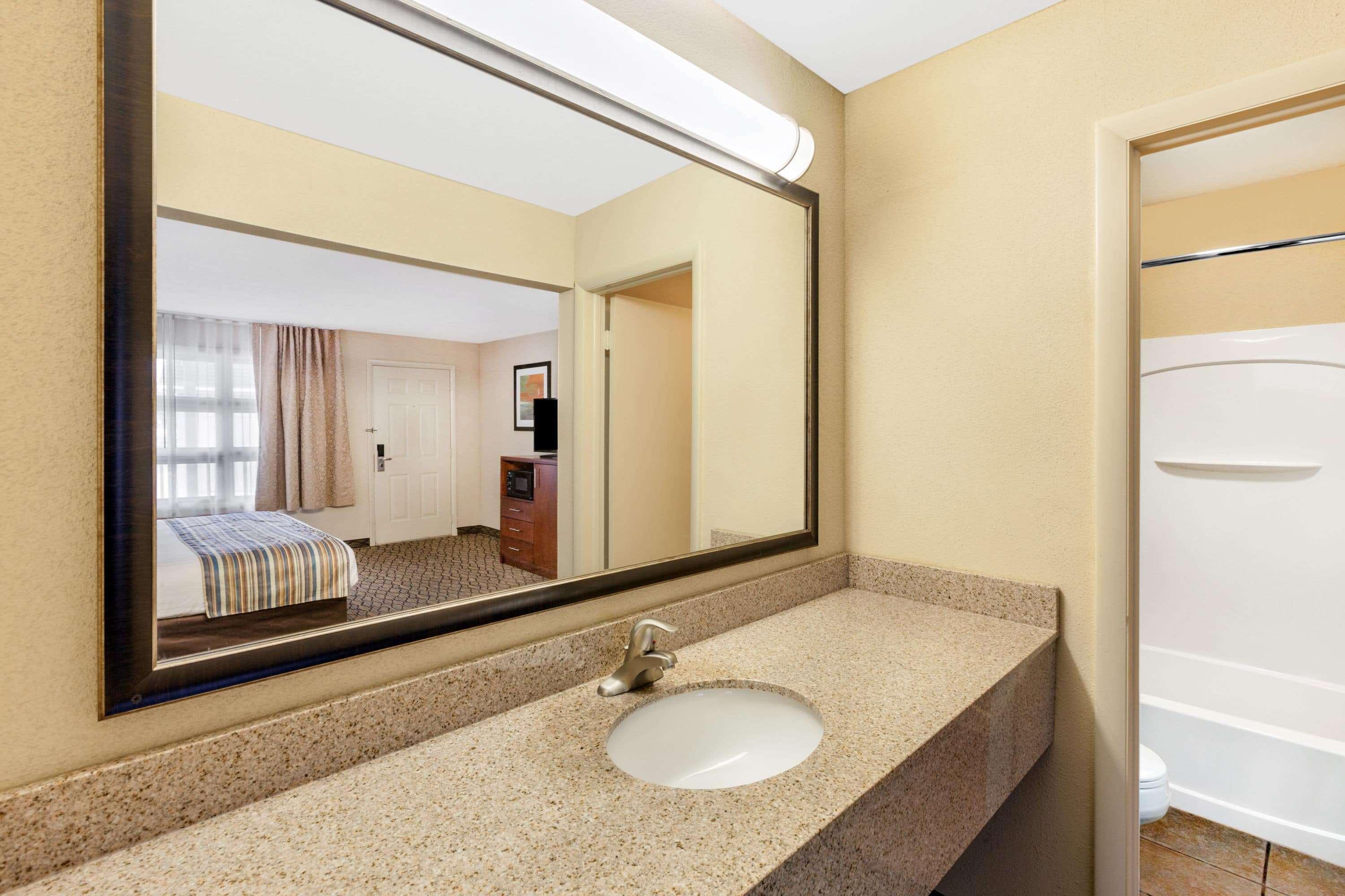 Baymont By Wyndham St. Ignace Lakefront Екстериор снимка