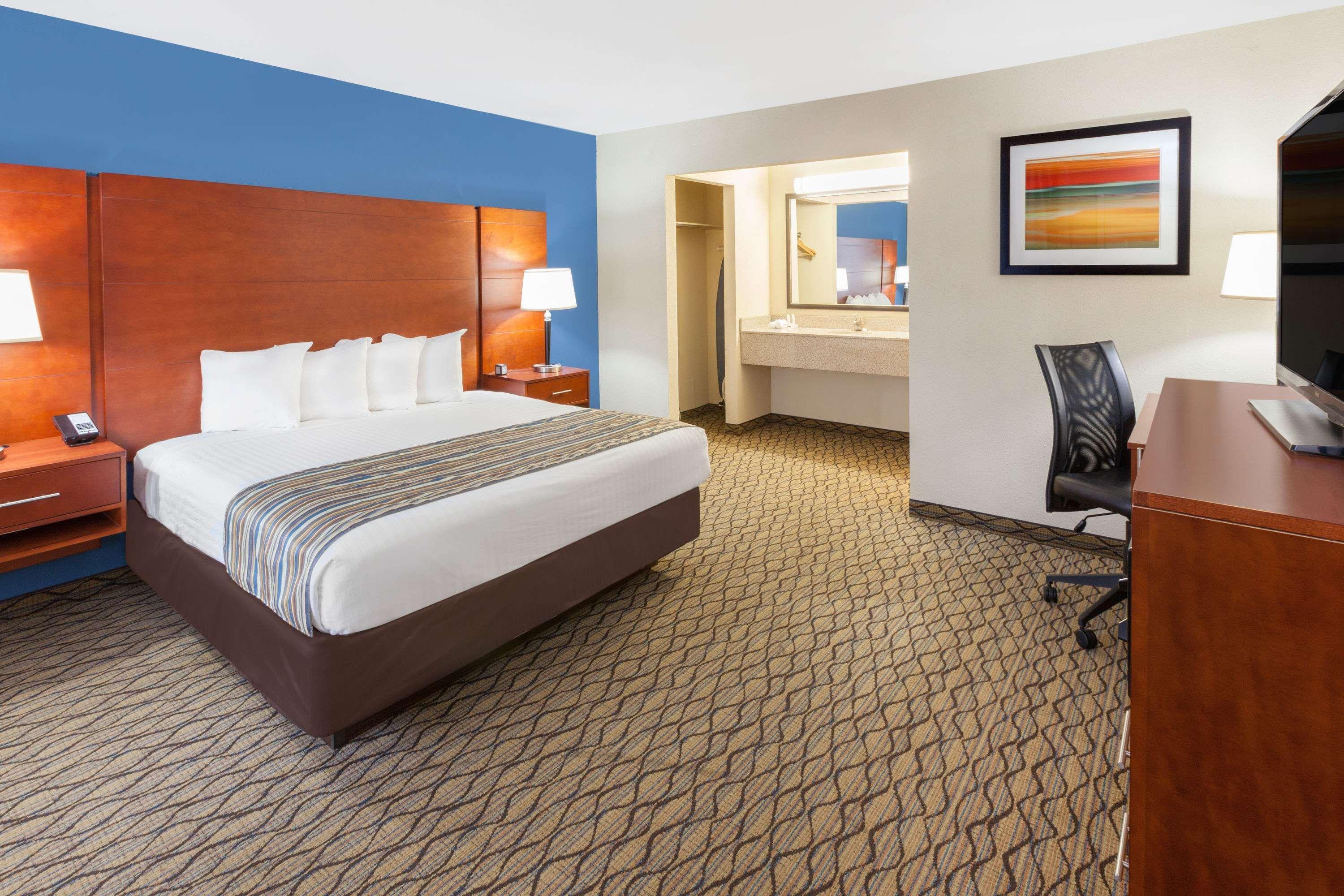 Baymont By Wyndham St. Ignace Lakefront Екстериор снимка