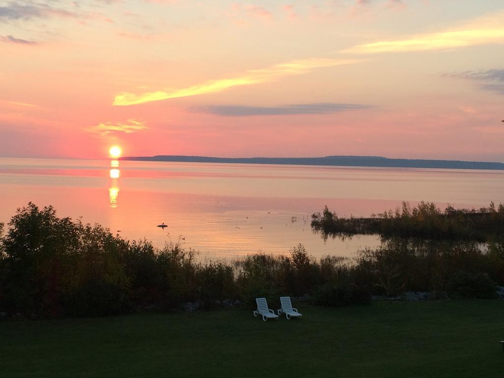 Baymont By Wyndham St. Ignace Lakefront Екстериор снимка