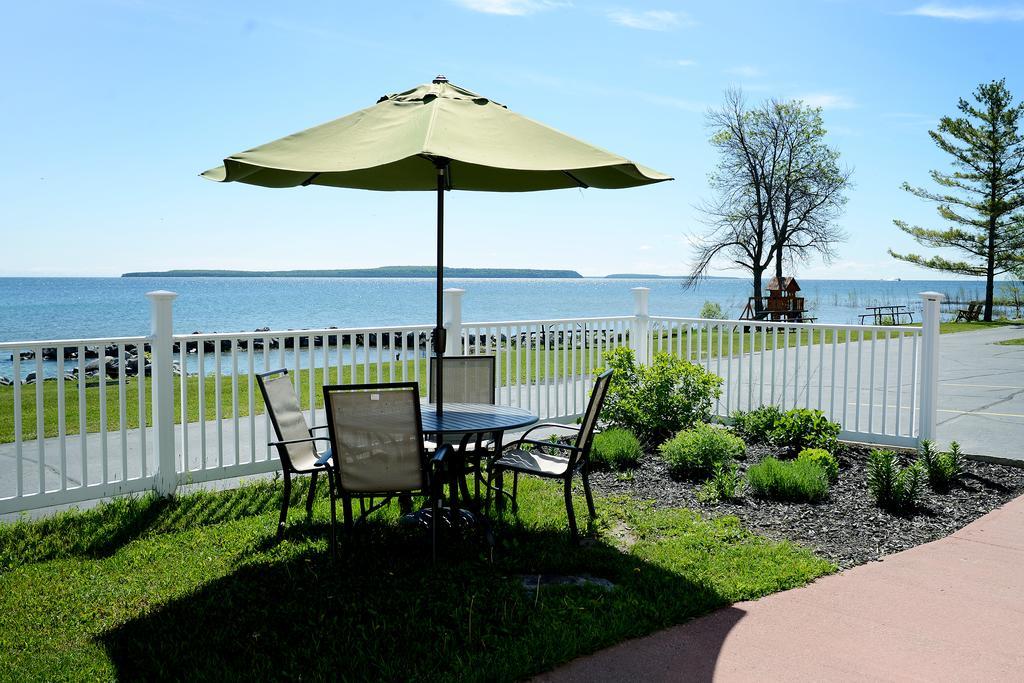 Baymont By Wyndham St. Ignace Lakefront Екстериор снимка