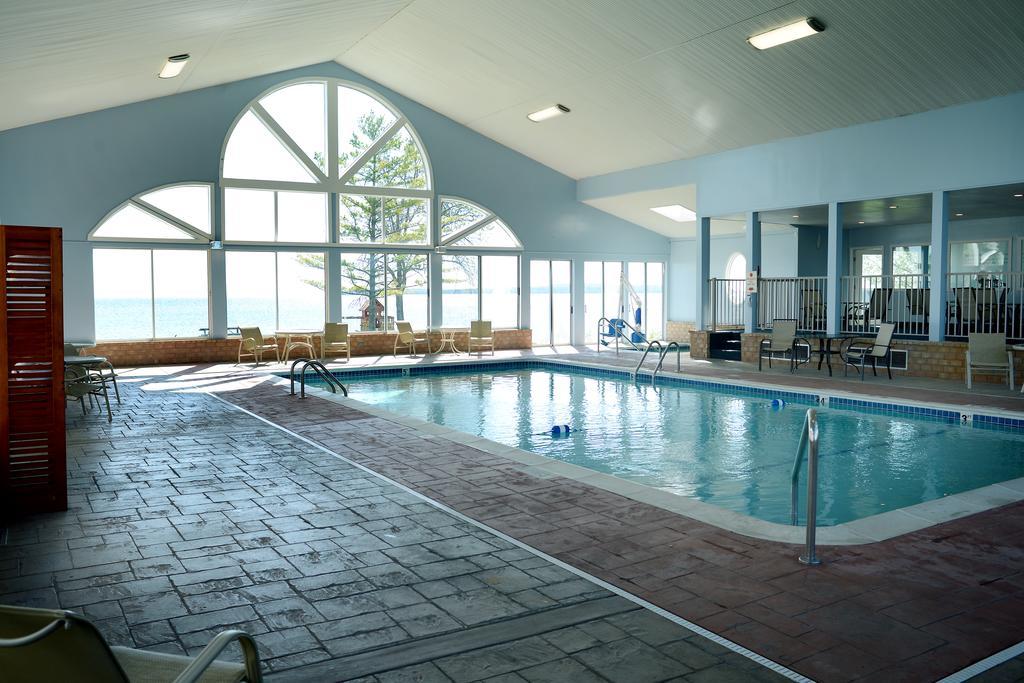 Baymont By Wyndham St. Ignace Lakefront Екстериор снимка