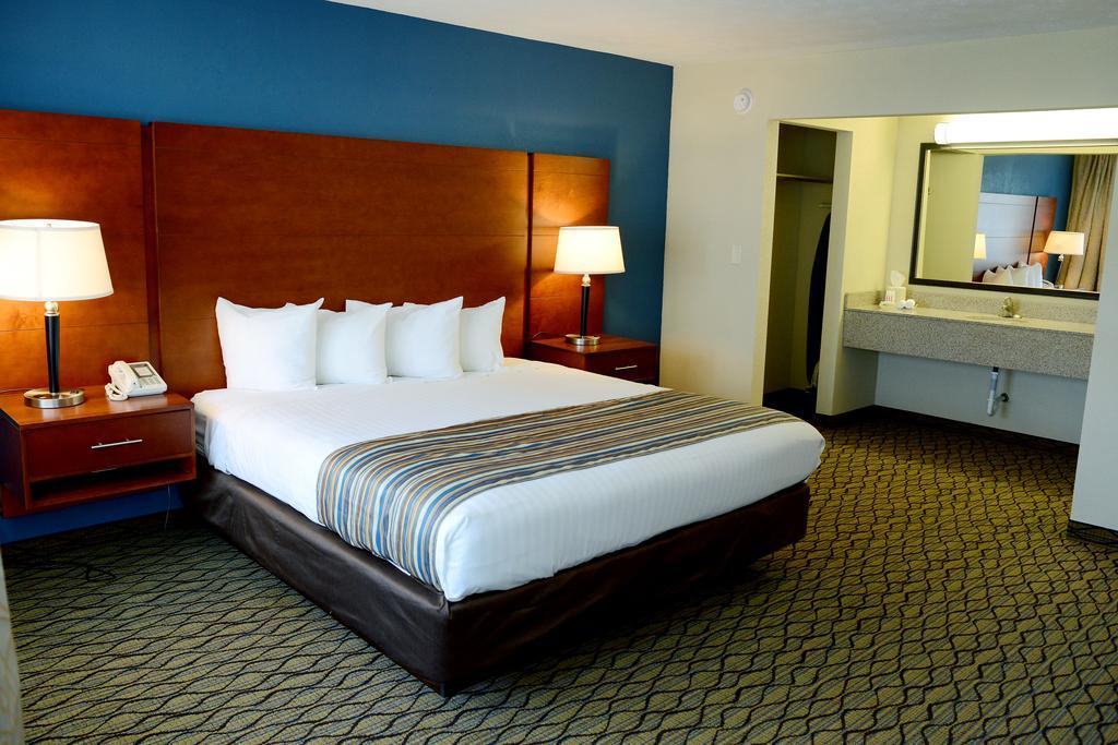 Baymont By Wyndham St. Ignace Lakefront Стая снимка