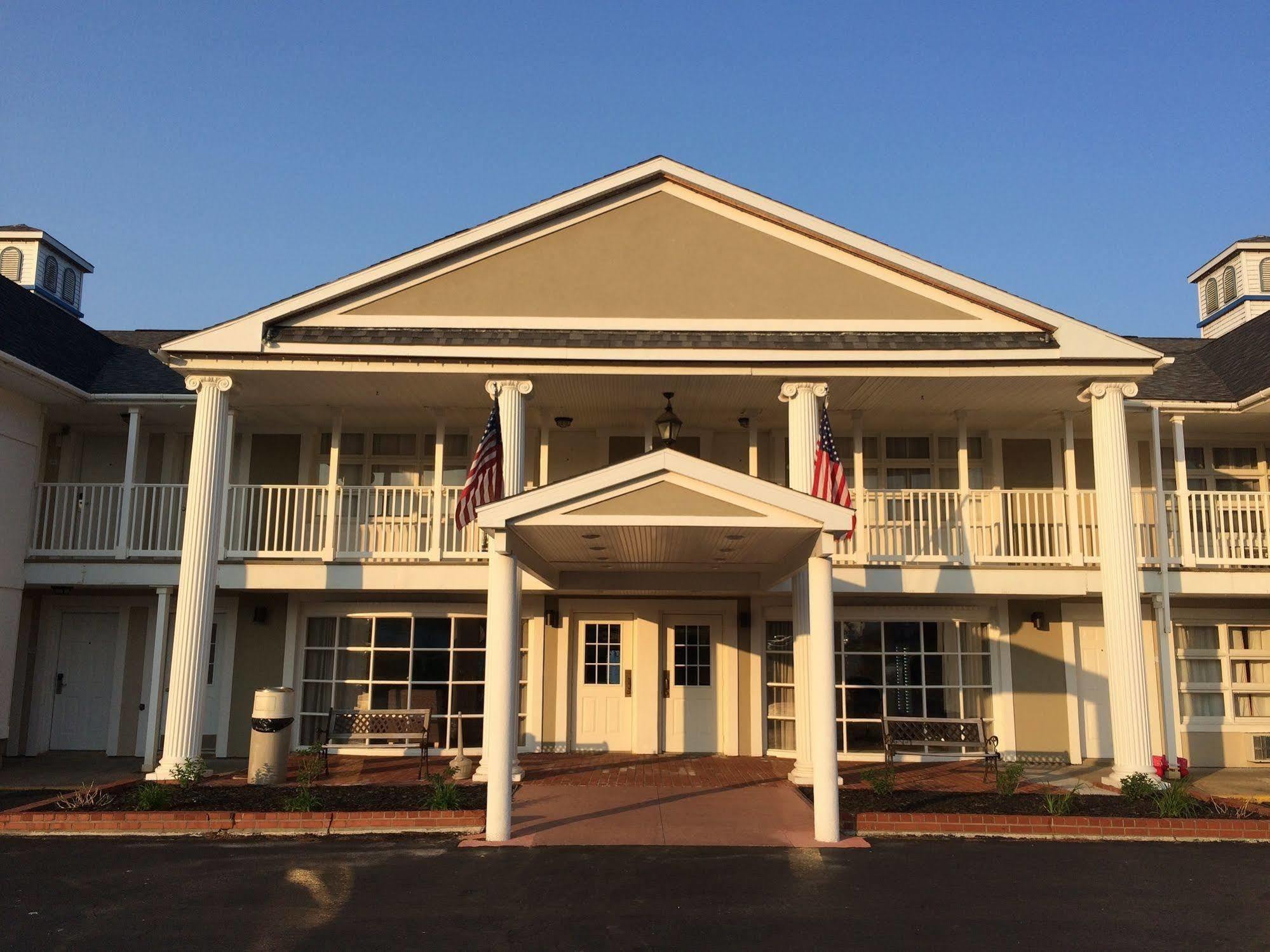 Baymont By Wyndham St. Ignace Lakefront Екстериор снимка