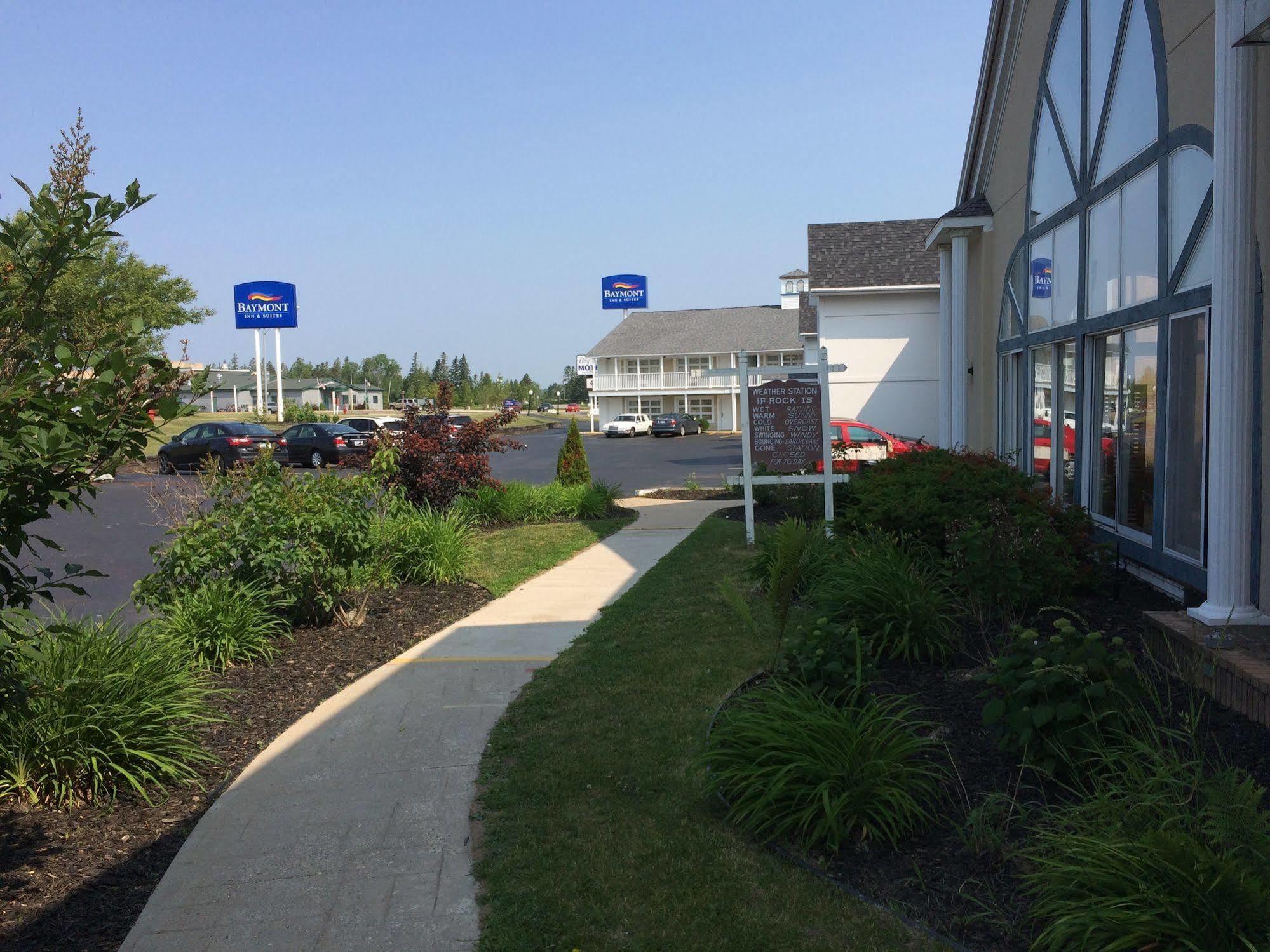 Baymont By Wyndham St. Ignace Lakefront Екстериор снимка