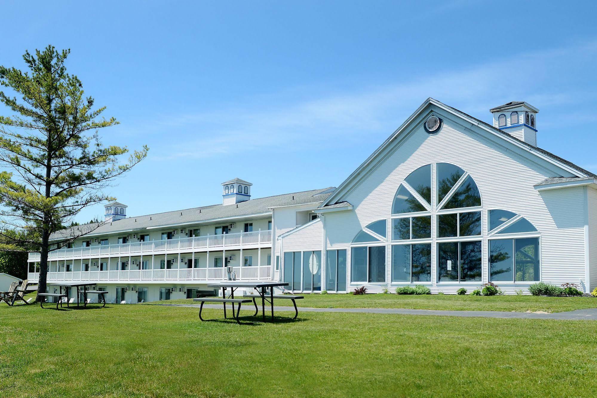 Baymont By Wyndham St. Ignace Lakefront Екстериор снимка