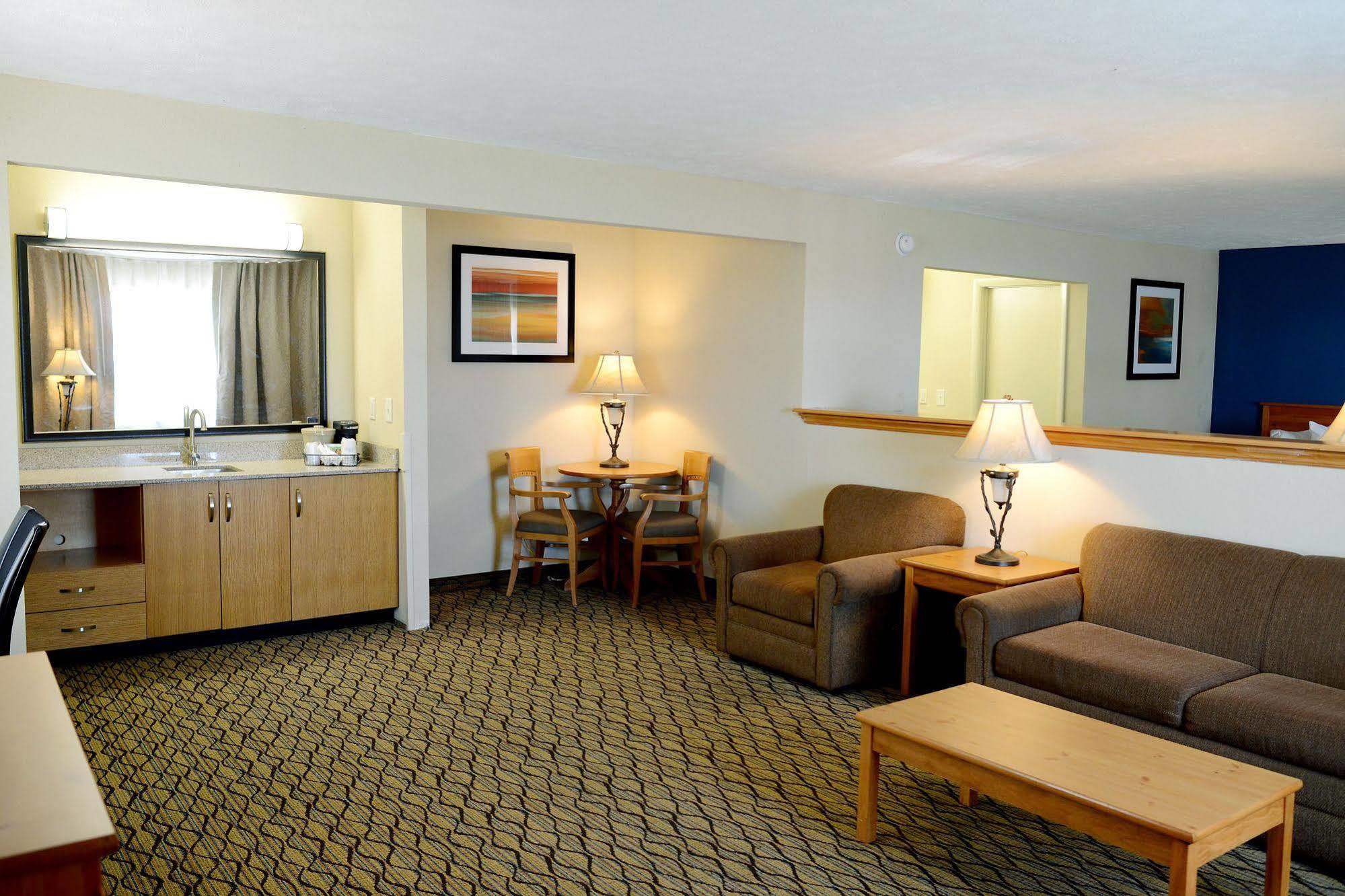 Baymont By Wyndham St. Ignace Lakefront Екстериор снимка