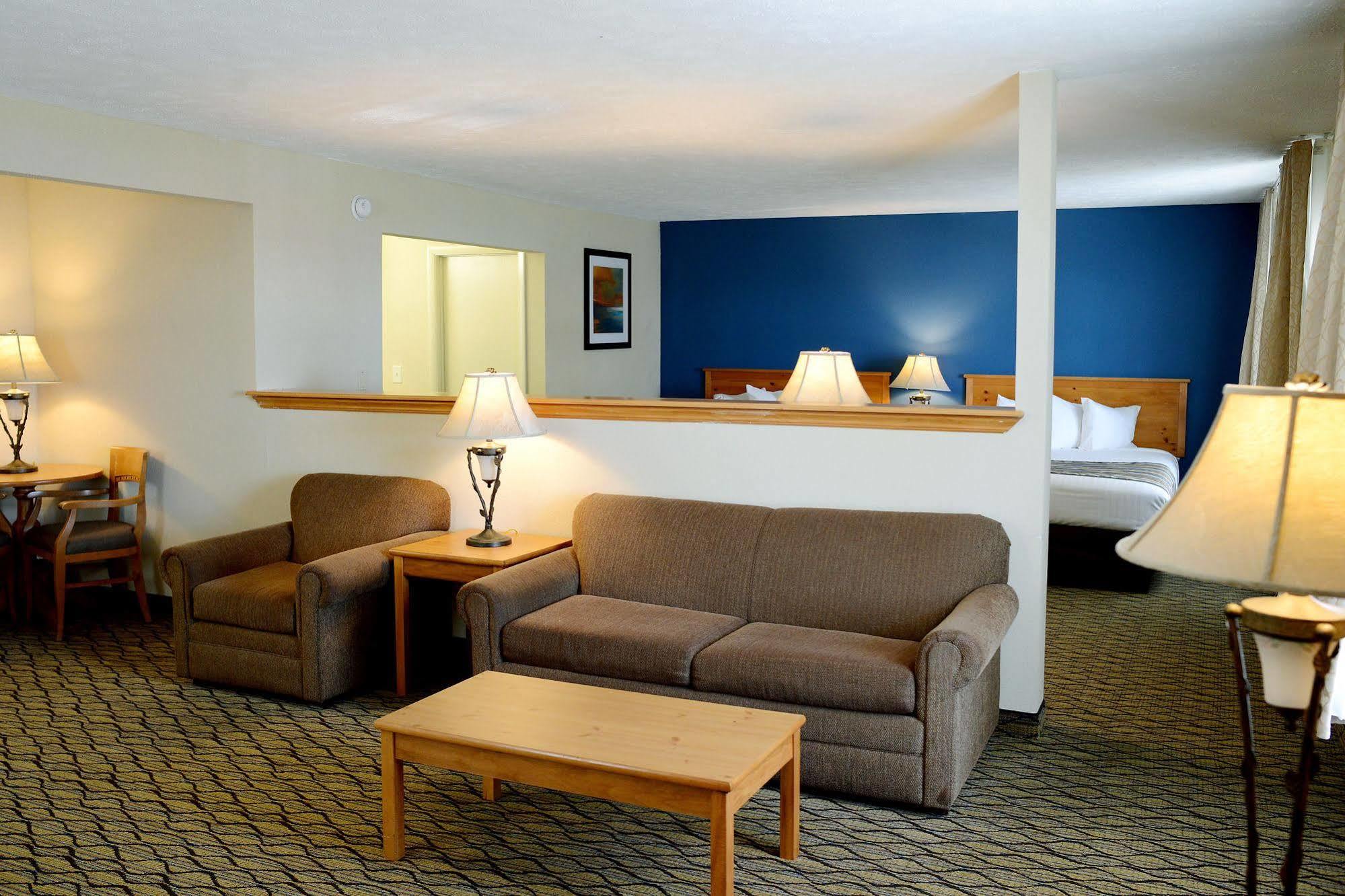 Baymont By Wyndham St. Ignace Lakefront Екстериор снимка