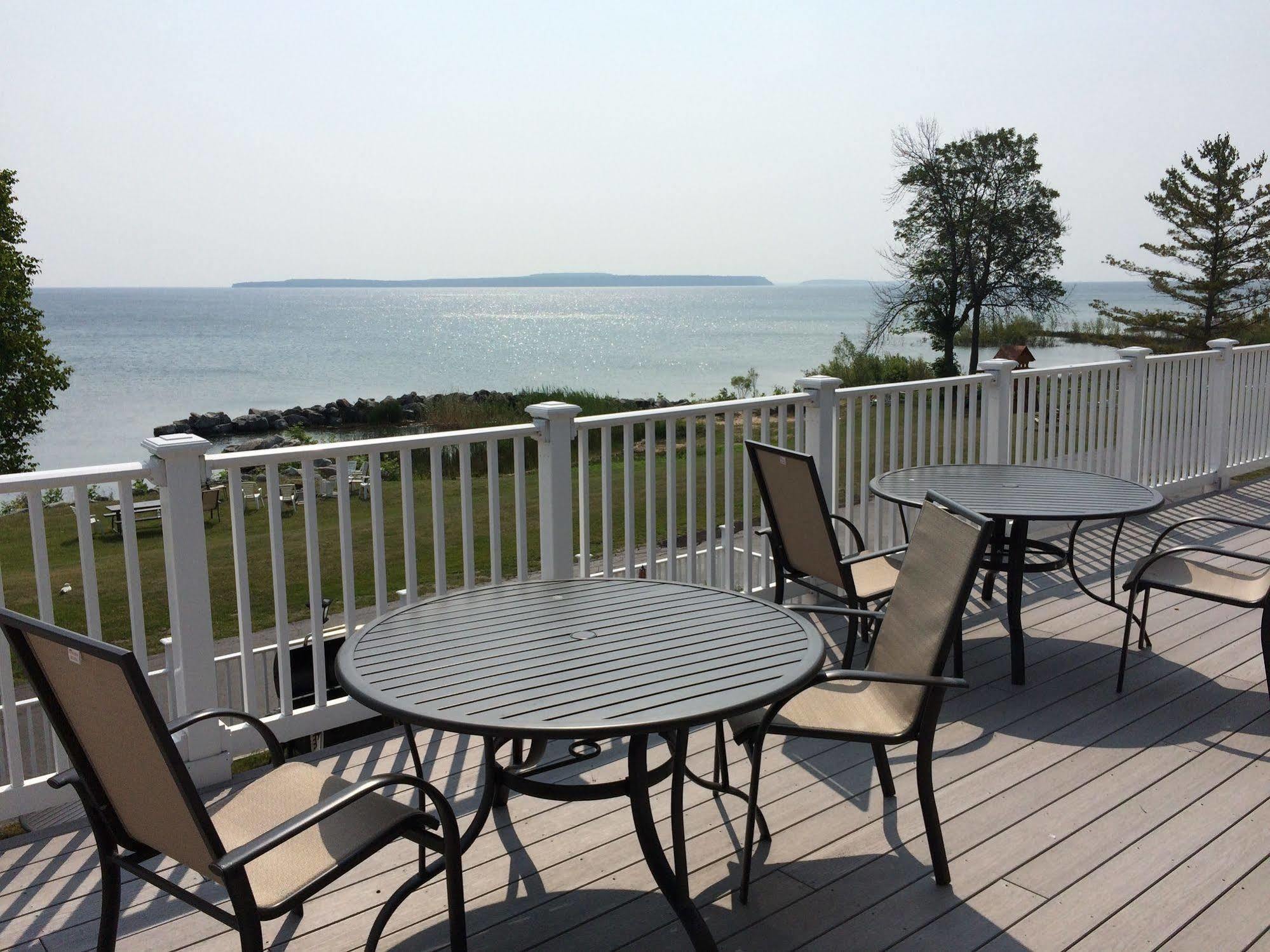 Baymont By Wyndham St. Ignace Lakefront Екстериор снимка