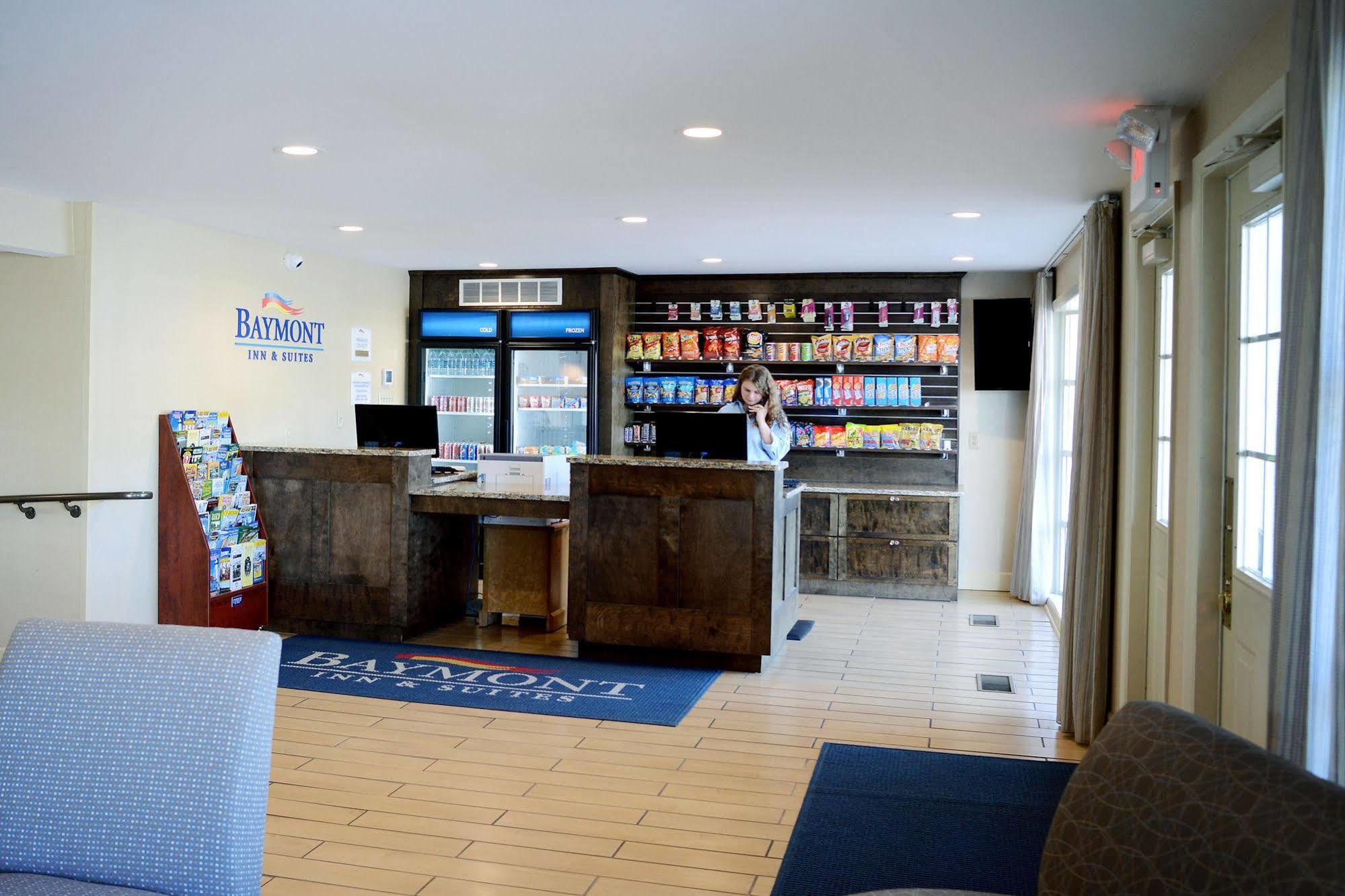 Baymont By Wyndham St. Ignace Lakefront Екстериор снимка