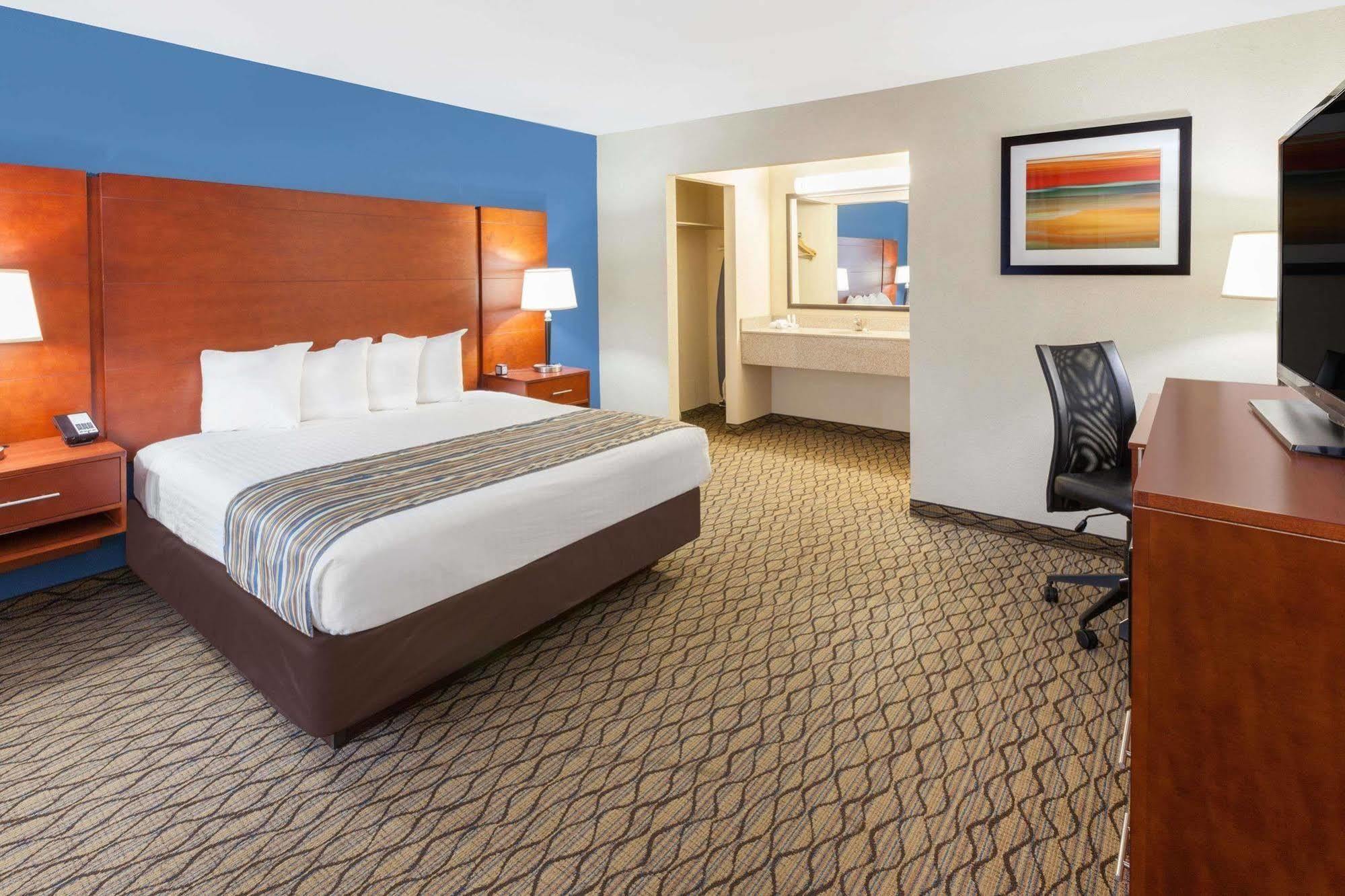 Baymont By Wyndham St. Ignace Lakefront Екстериор снимка