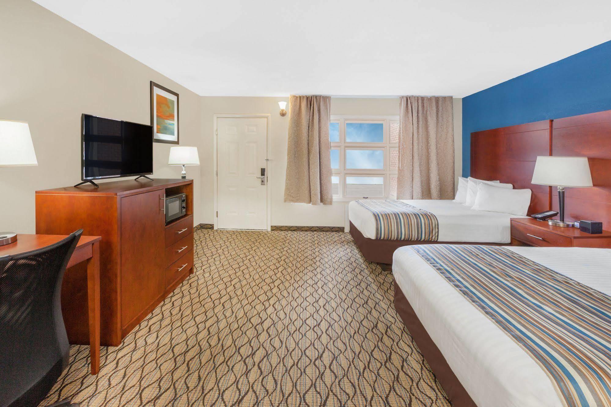 Baymont By Wyndham St. Ignace Lakefront Екстериор снимка