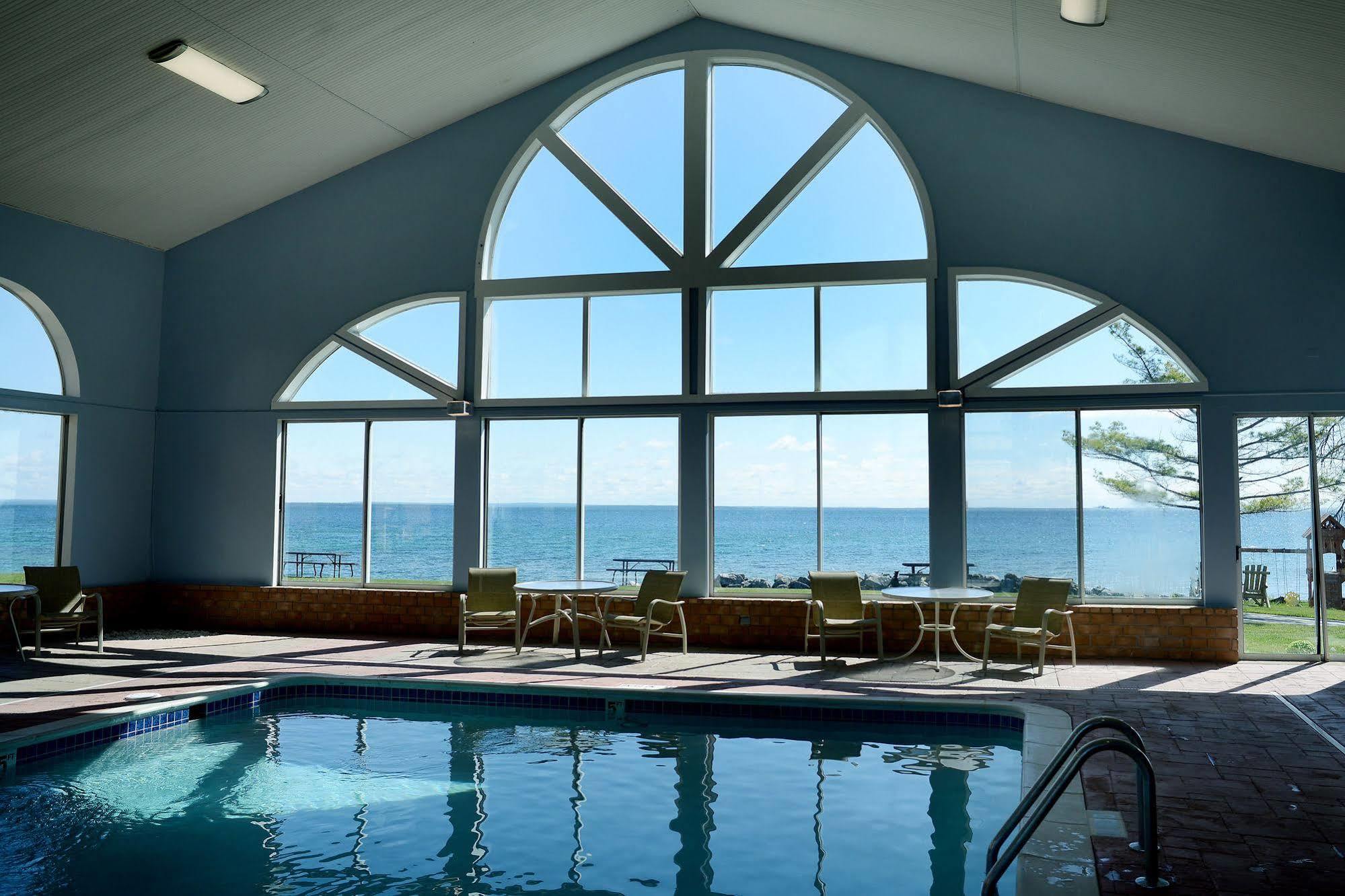 Baymont By Wyndham St. Ignace Lakefront Екстериор снимка