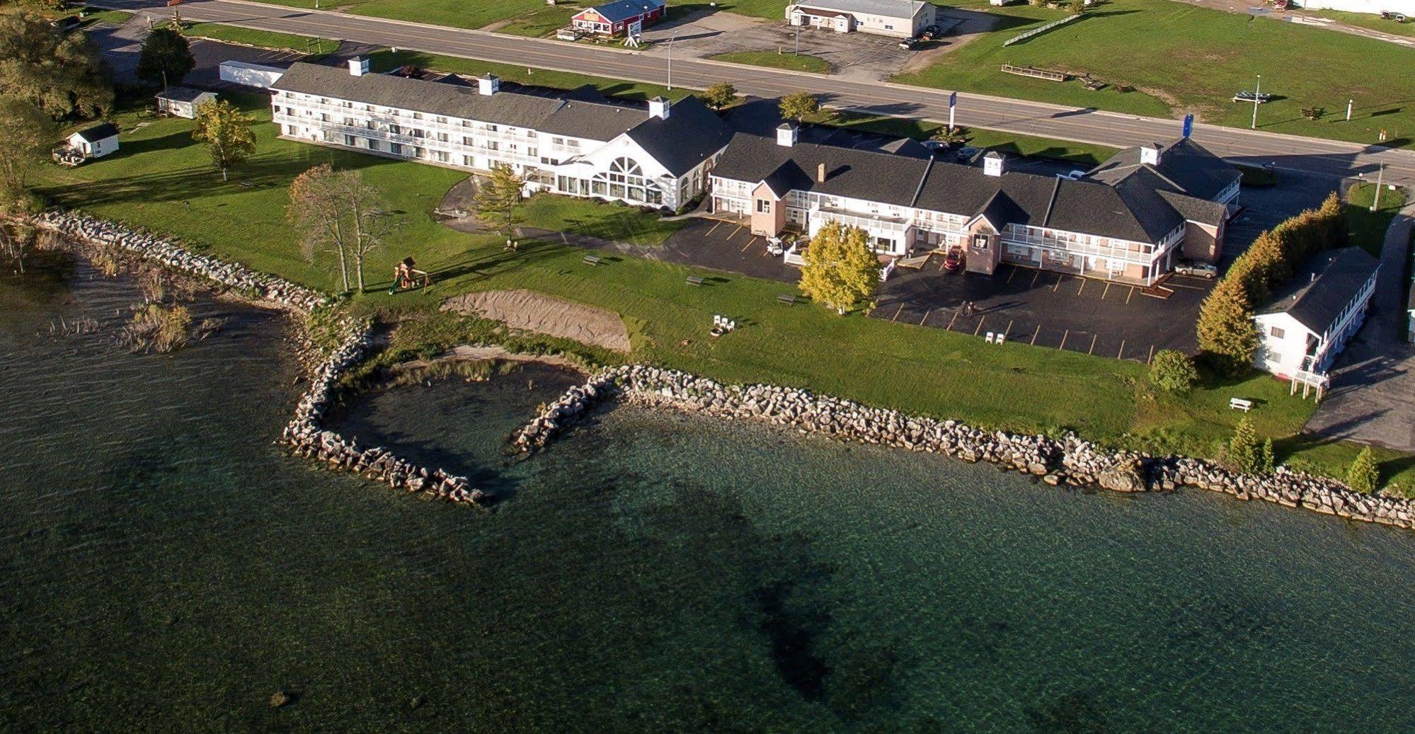 Baymont By Wyndham St. Ignace Lakefront Екстериор снимка
